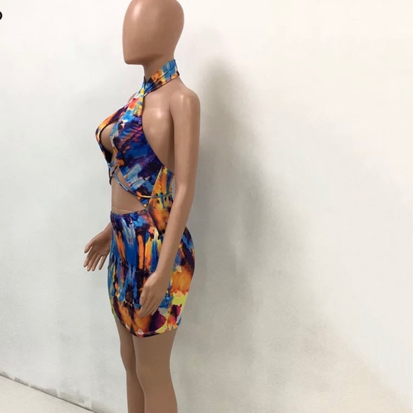 Colorful dress with the back out - Picture 2 of 3